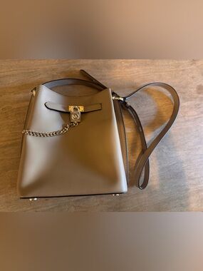 Michael Kors Tan Hamilton Legacy Medium Crossbody Bag magnetic Chain Strap gold